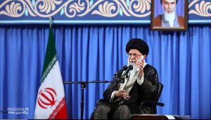 امام خامنه ای: انقلابیگری فقط در بستر نظام امکان‌پذیر است